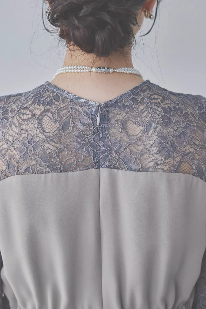 グレージュのデコルテ切り替えラップドレス [ 店頭販売価格 37,000円 ]