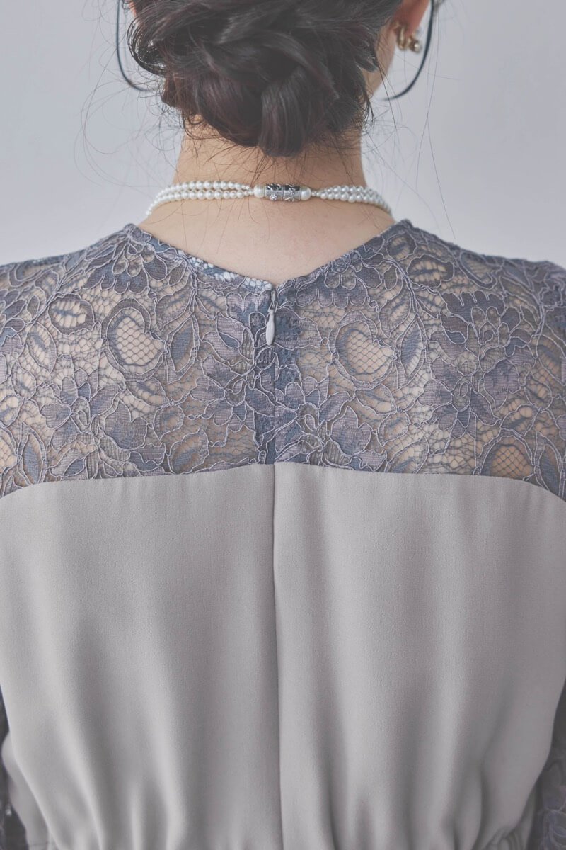 グレージュのデコルテ切り替えラップドレス [ 店頭販売価格 37,000円 ]