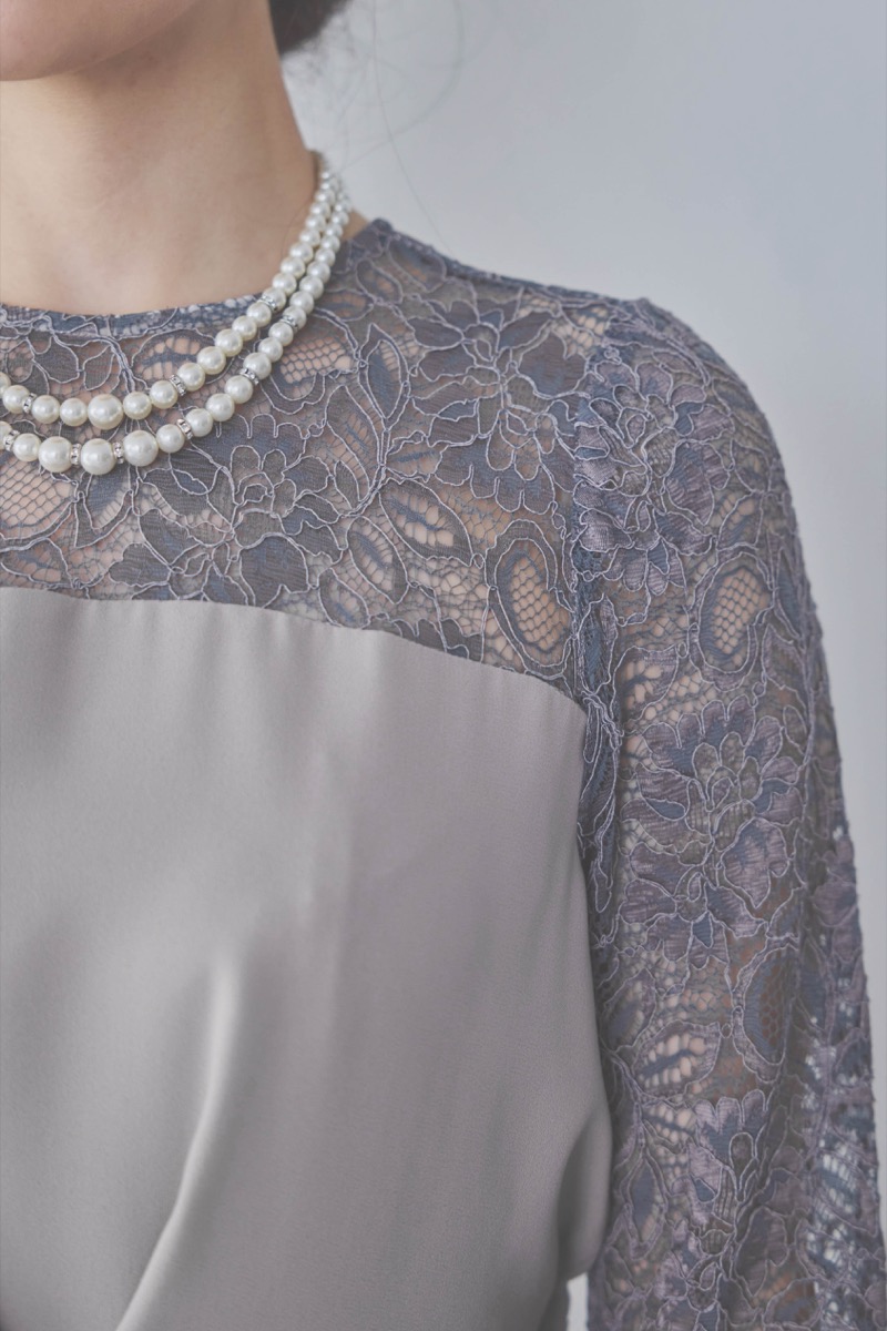 グレージュのデコルテ切り替えラップドレス [ 店頭販売価格 37,000円 ]