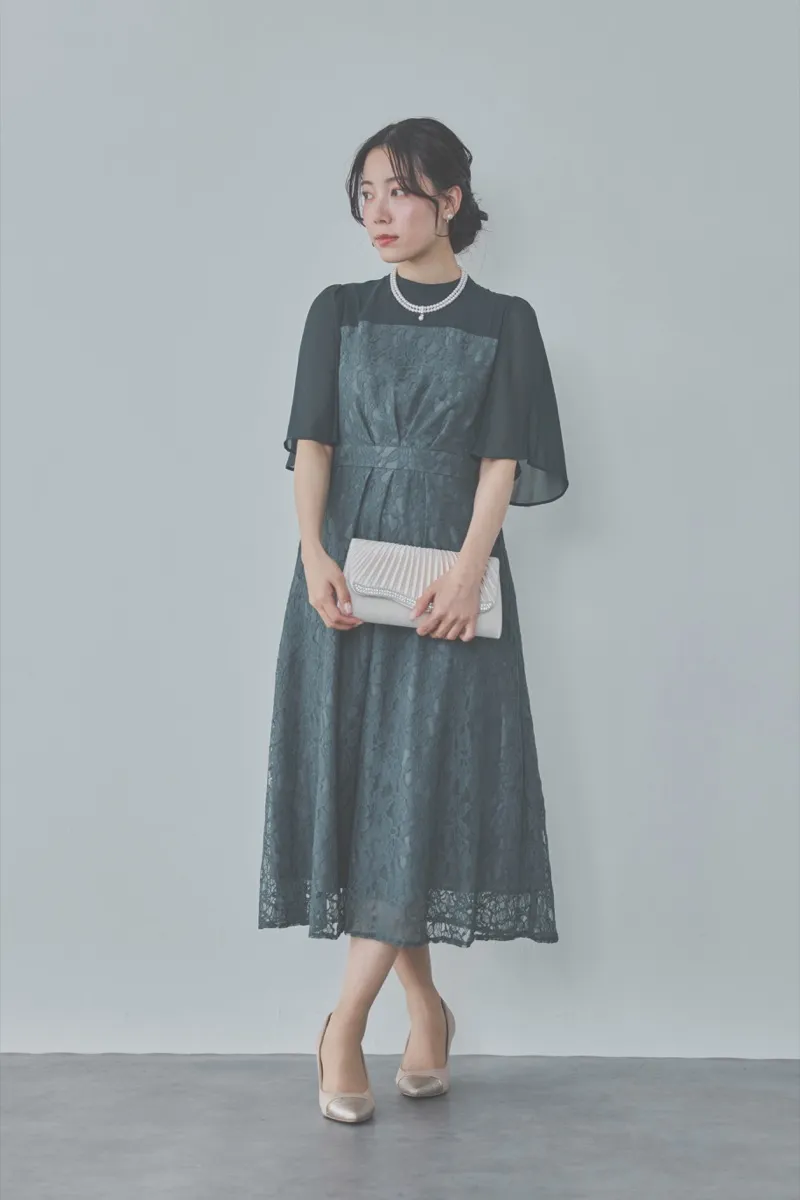 グリーンのフレアースリーブレースドレス