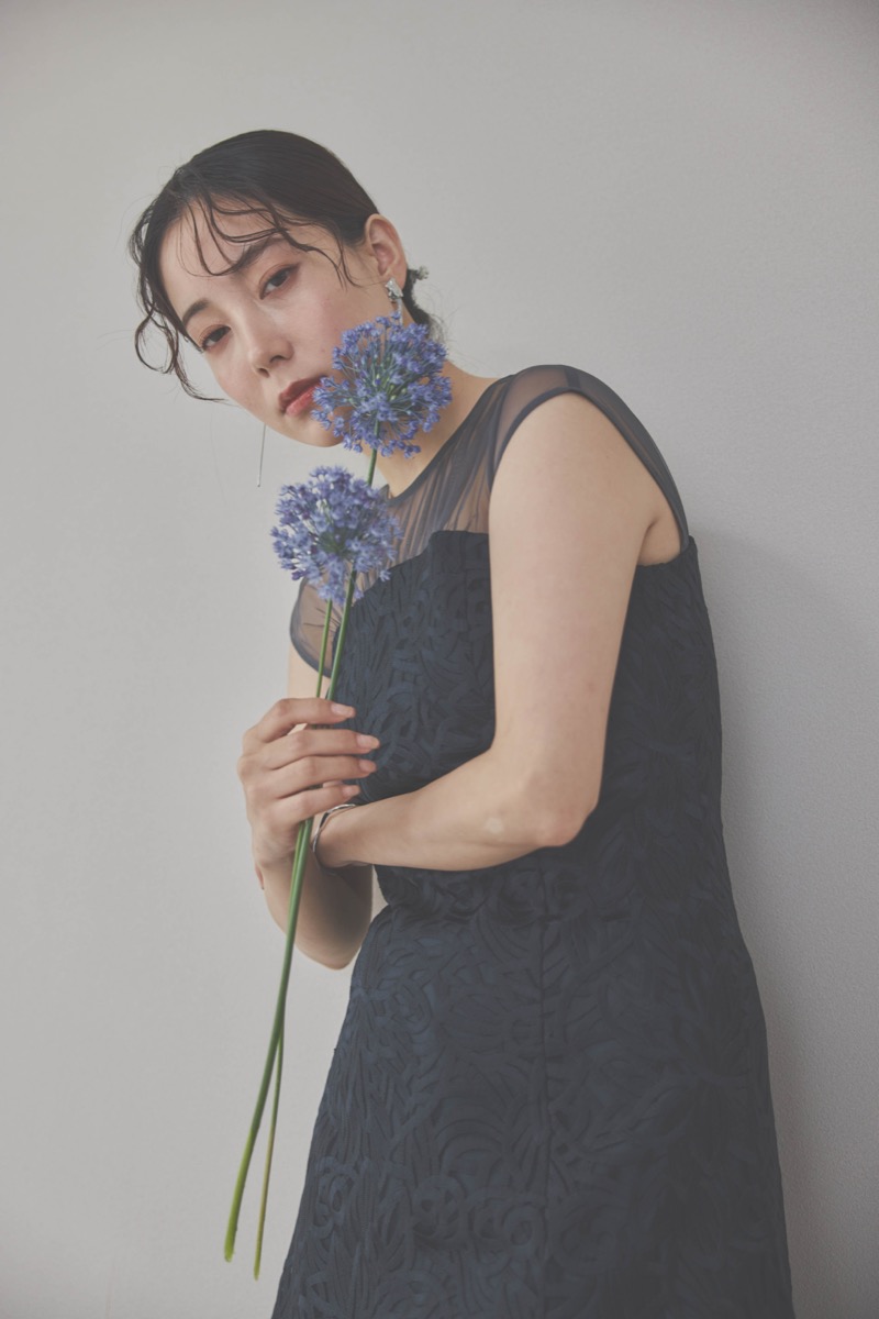 ネイビーのレースビスチェパンツドレス