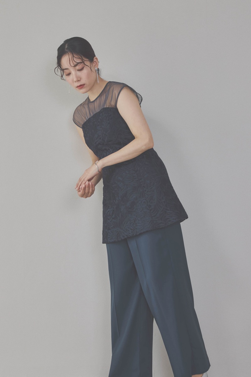 ネイビーのレースビスチェパンツドレス