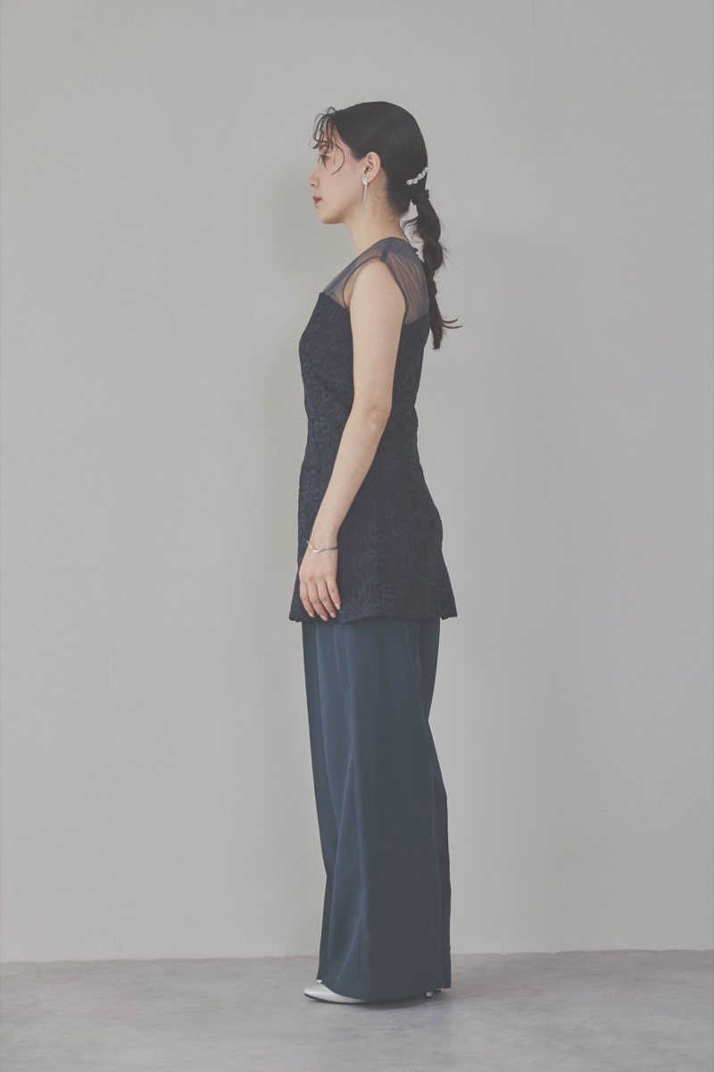 ネイビーのレースビスチェパンツドレス