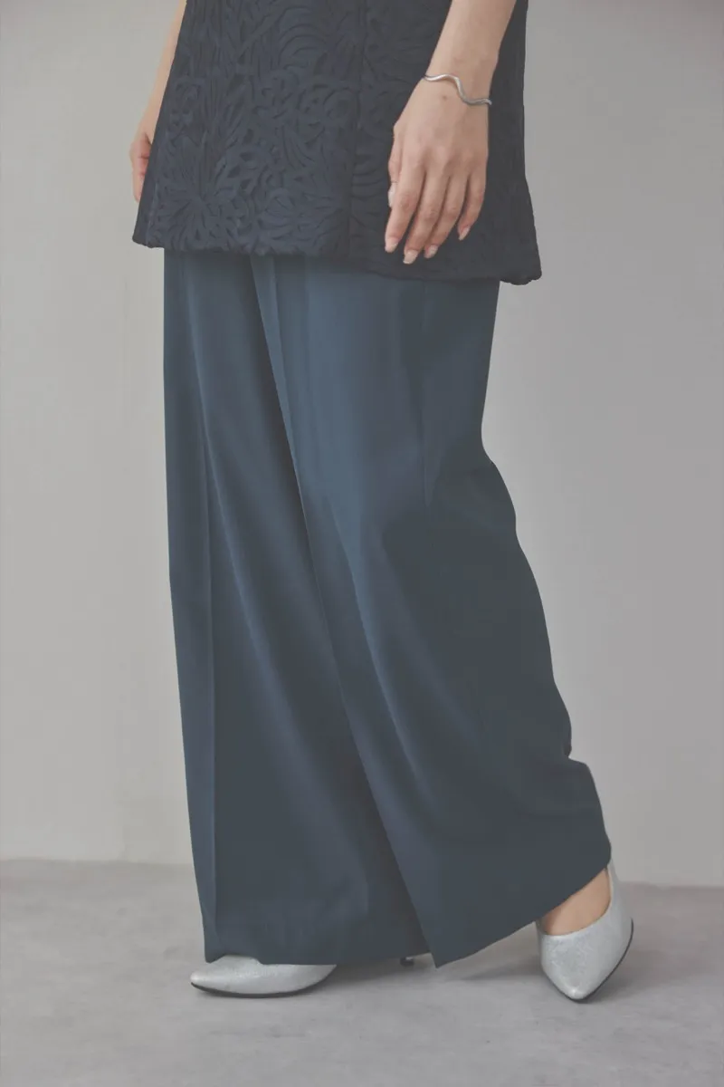 ネイビーのレースビスチェパンツドレス