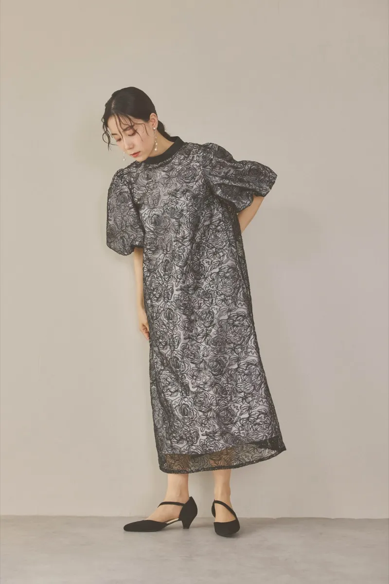 ブラックのボリュームスリーブスパンコールドレス