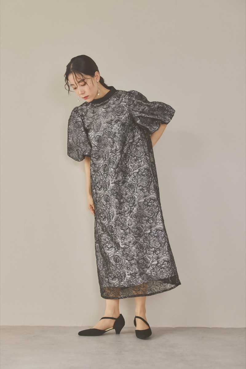 ブラックのボリュームスリーブスパンコールドレス