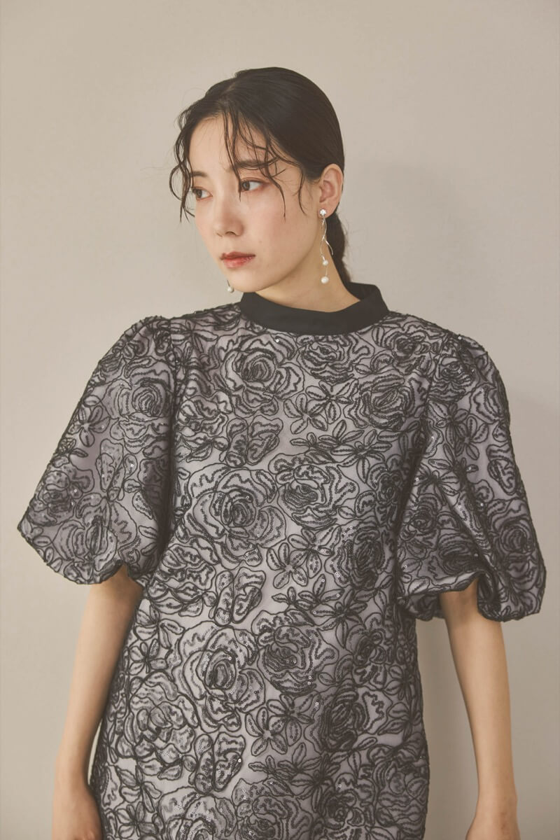 ブラックのボリュームスリーブスパンコールドレス