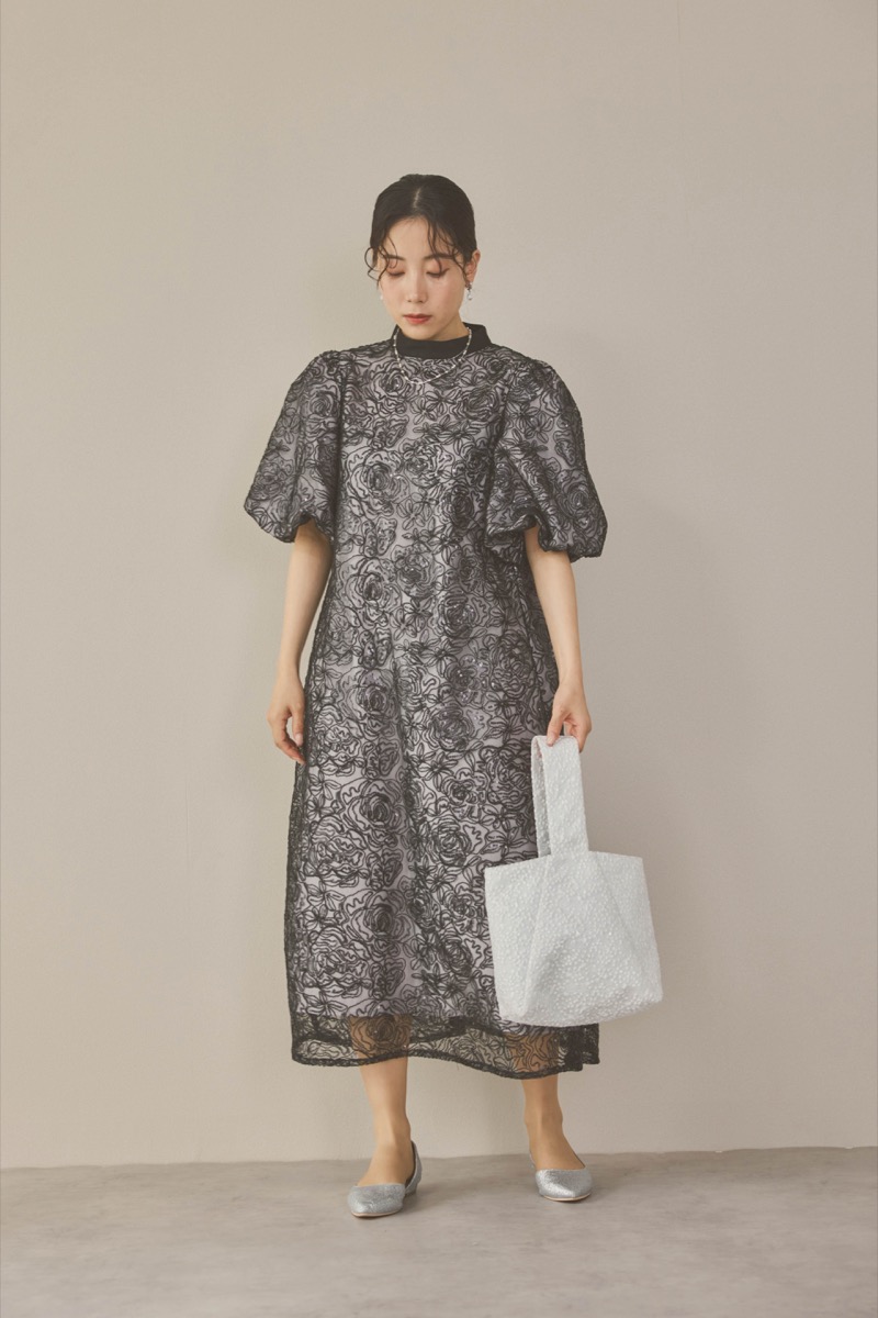 ブラックのボリュームスリーブスパンコールドレス