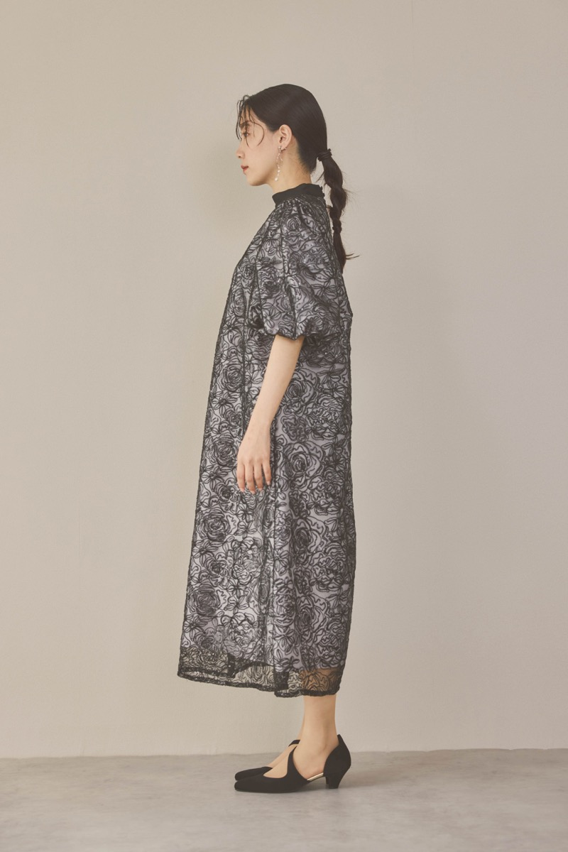 ブラックのボリュームスリーブスパンコールドレス