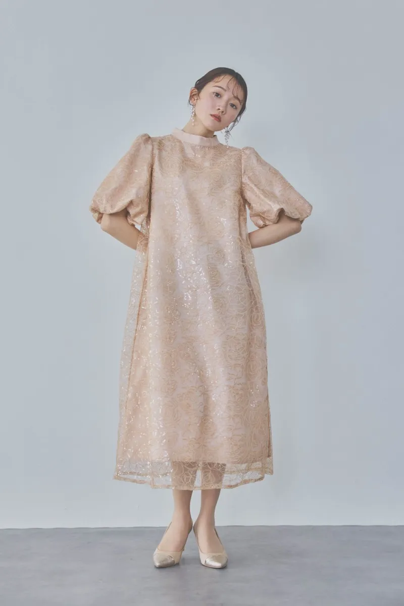 ベージュのボリュームスリーブスパンコールドレス