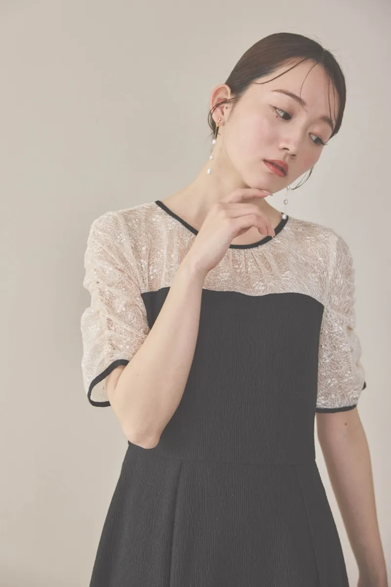 ブラックのレースコンビカットプリーツドレス