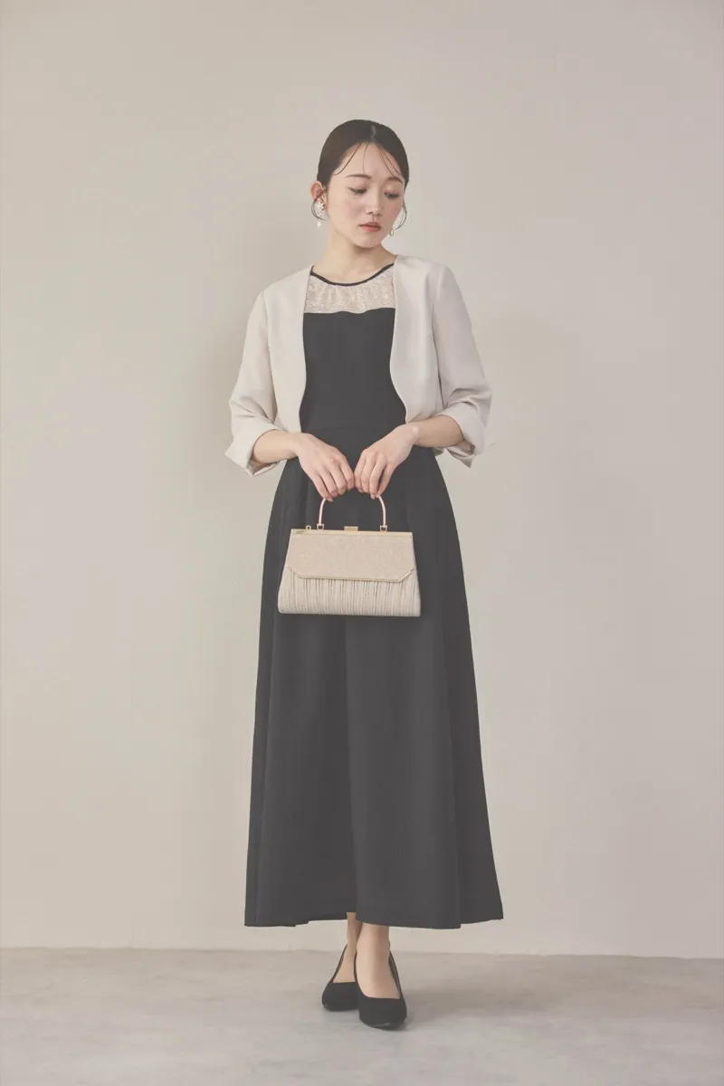 ブラックのレースコンビカットプリーツドレス