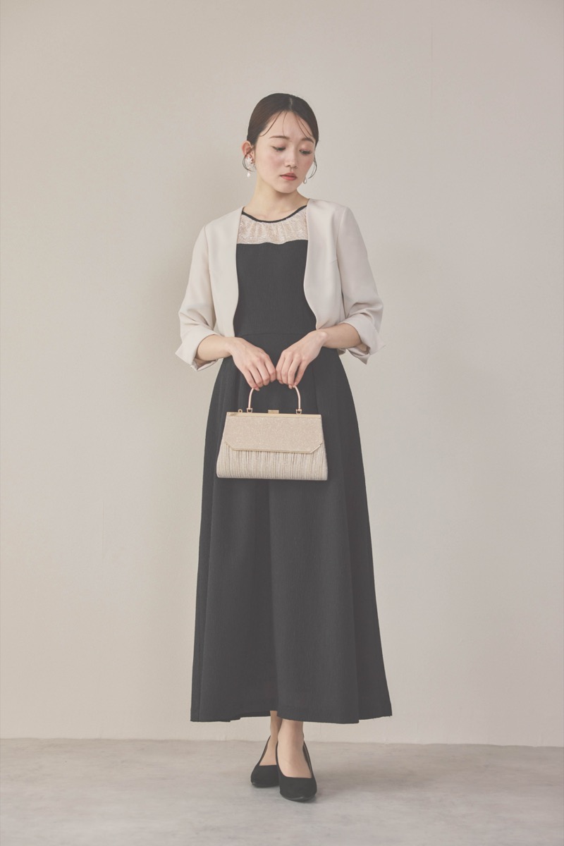 ブラックのレースコンビカットプリーツドレス