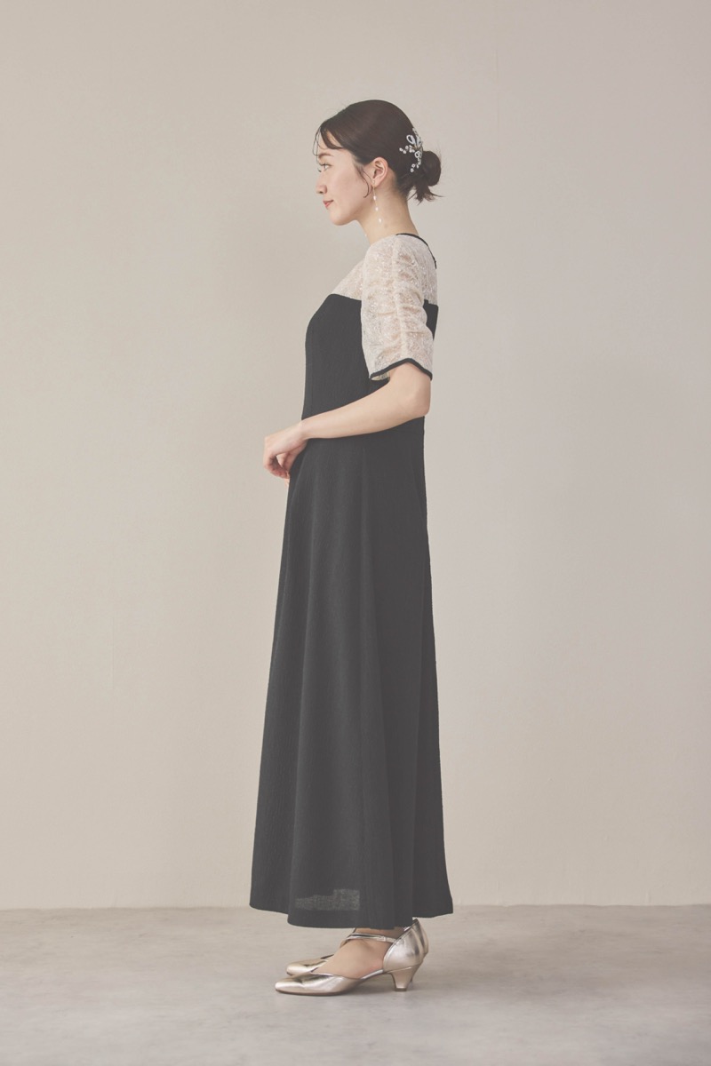 ブラックのレースコンビカットプリーツドレス