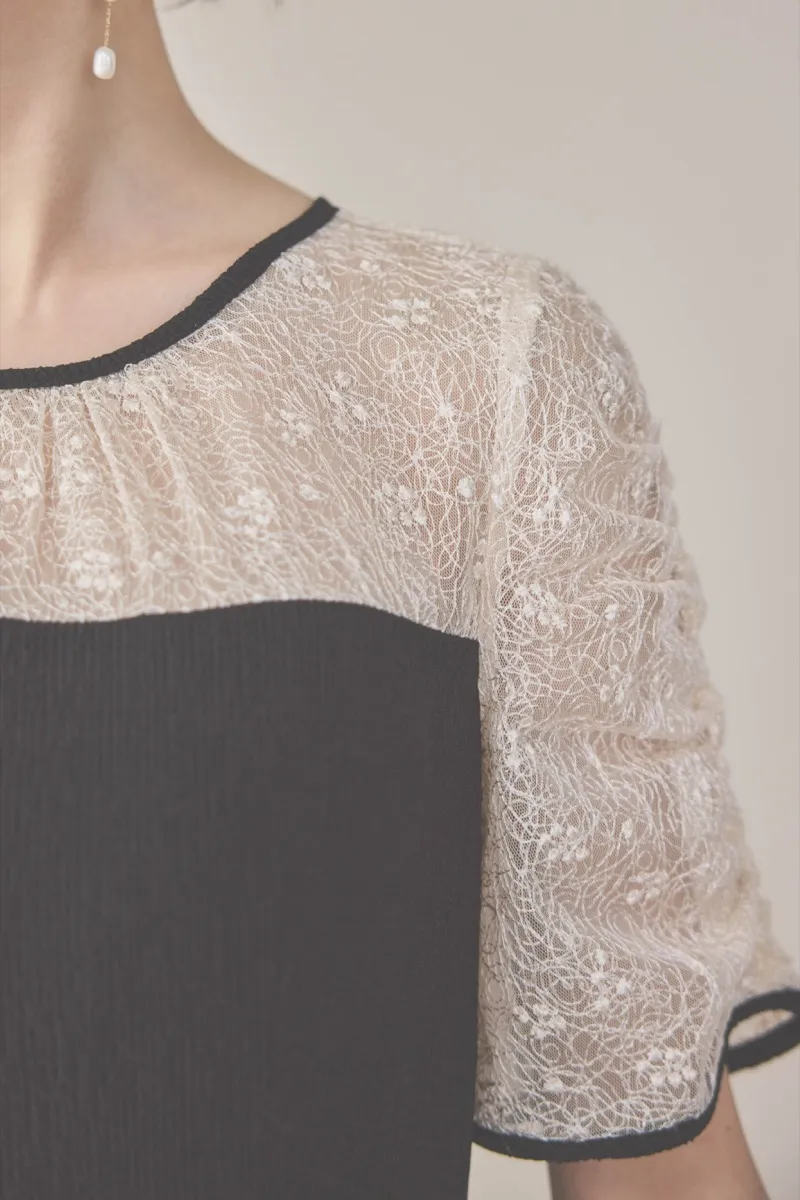 ブラックのレースコンビカットプリーツドレス