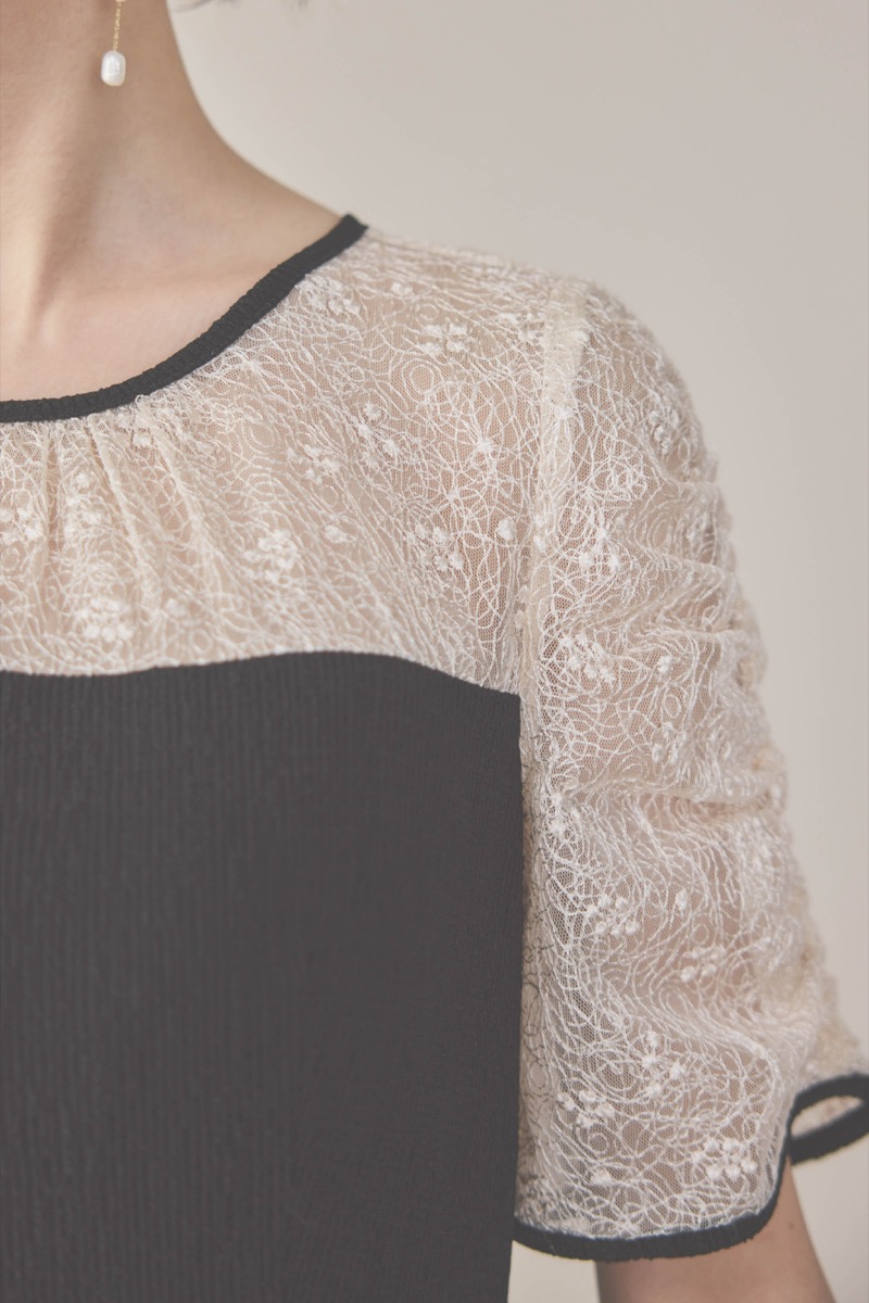 ブラックのレースコンビカットプリーツドレス