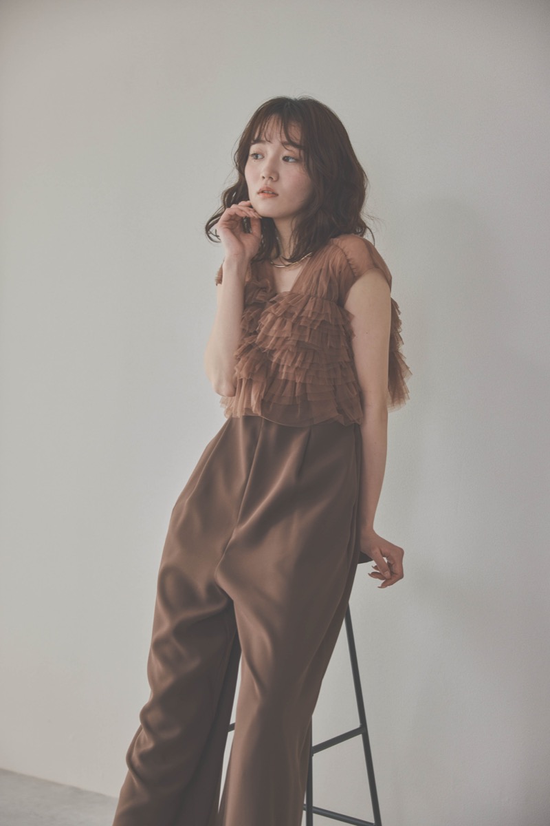 ブラウンのチュールフリルオールインワンドレス