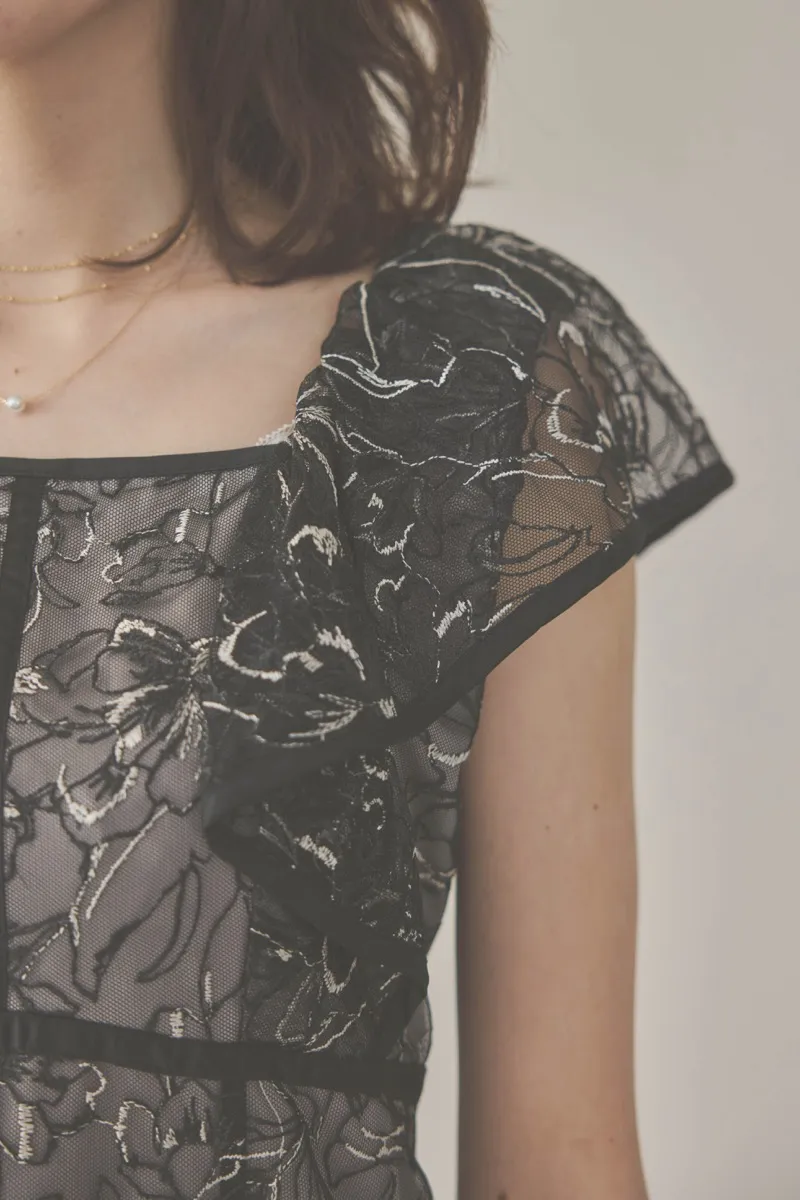 ブラックのチュール刺繍マーメイドドレス