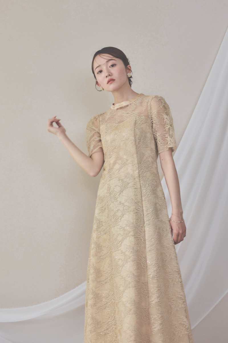 イエローのシャイニーエンブロイダリードレス