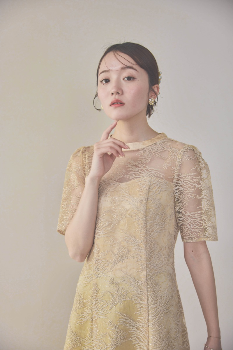 イエローのシャイニーエンブロイダリードレス