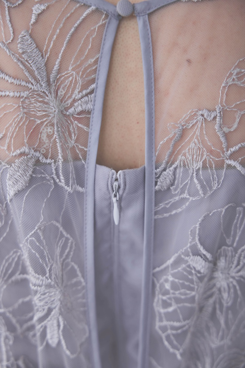 ラベンダーのビオラモチーフ刺繍ドレス