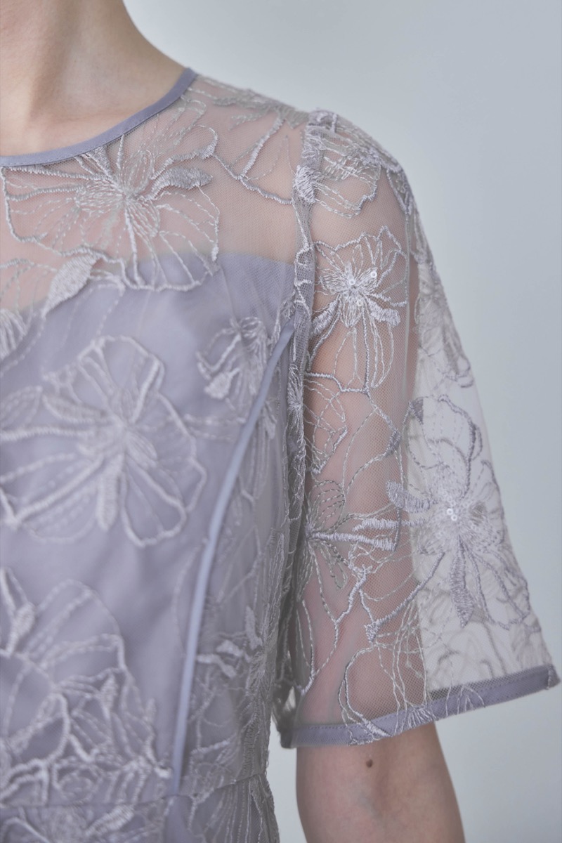 ラベンダーのビオラモチーフ刺繍ドレス