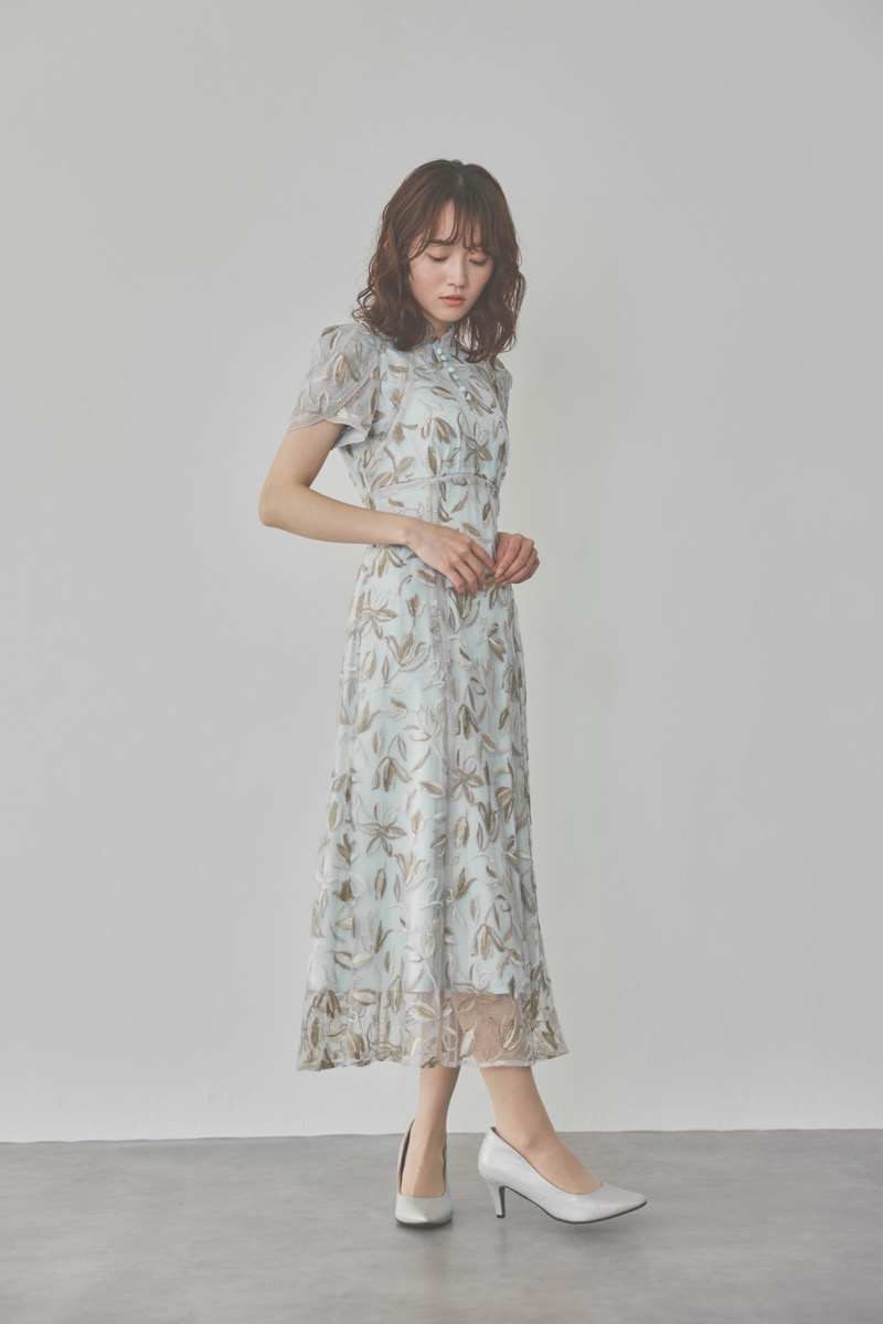 ライトブルーのチューリップスリーブエンブロイダリードレス