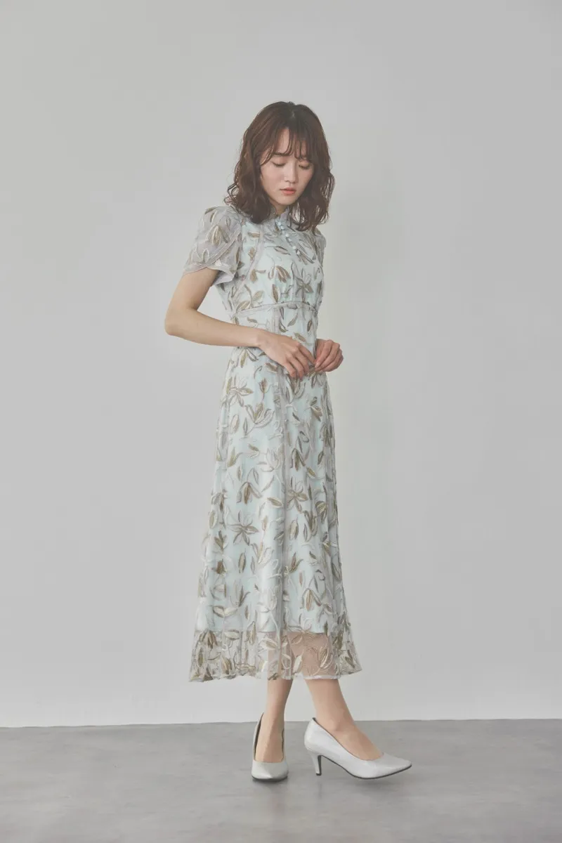 ライトブルーのチューリップスリーブエンブロイダリードレス /LILY BROWN