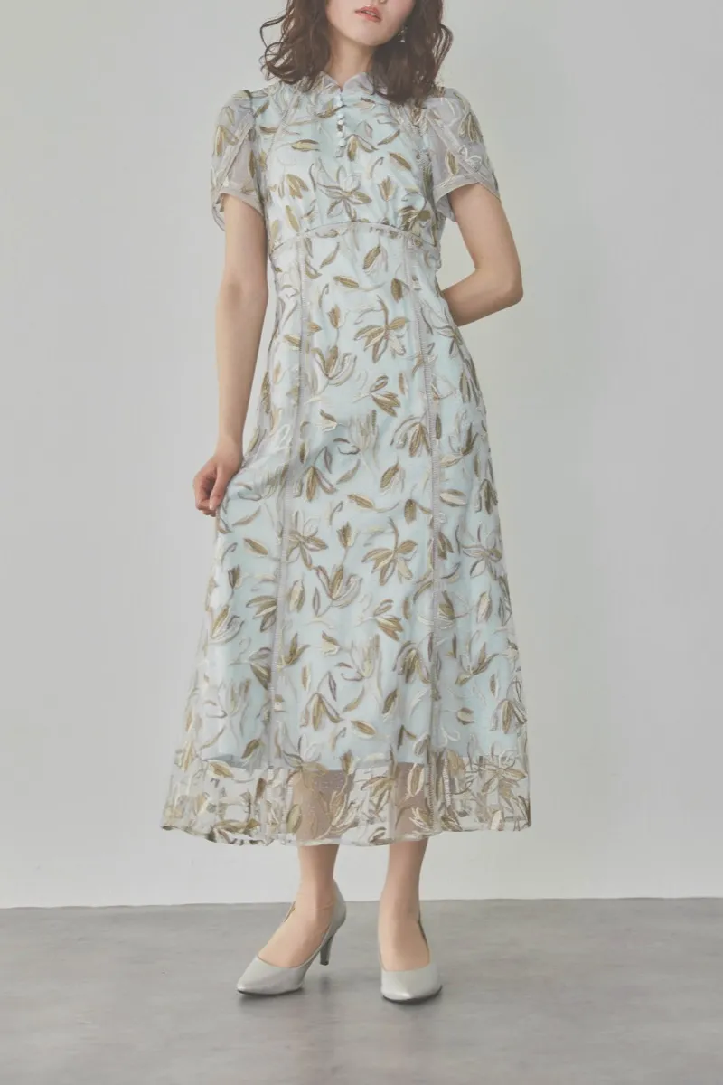 ライトブルーのチューリップスリーブエンブロイダリードレス