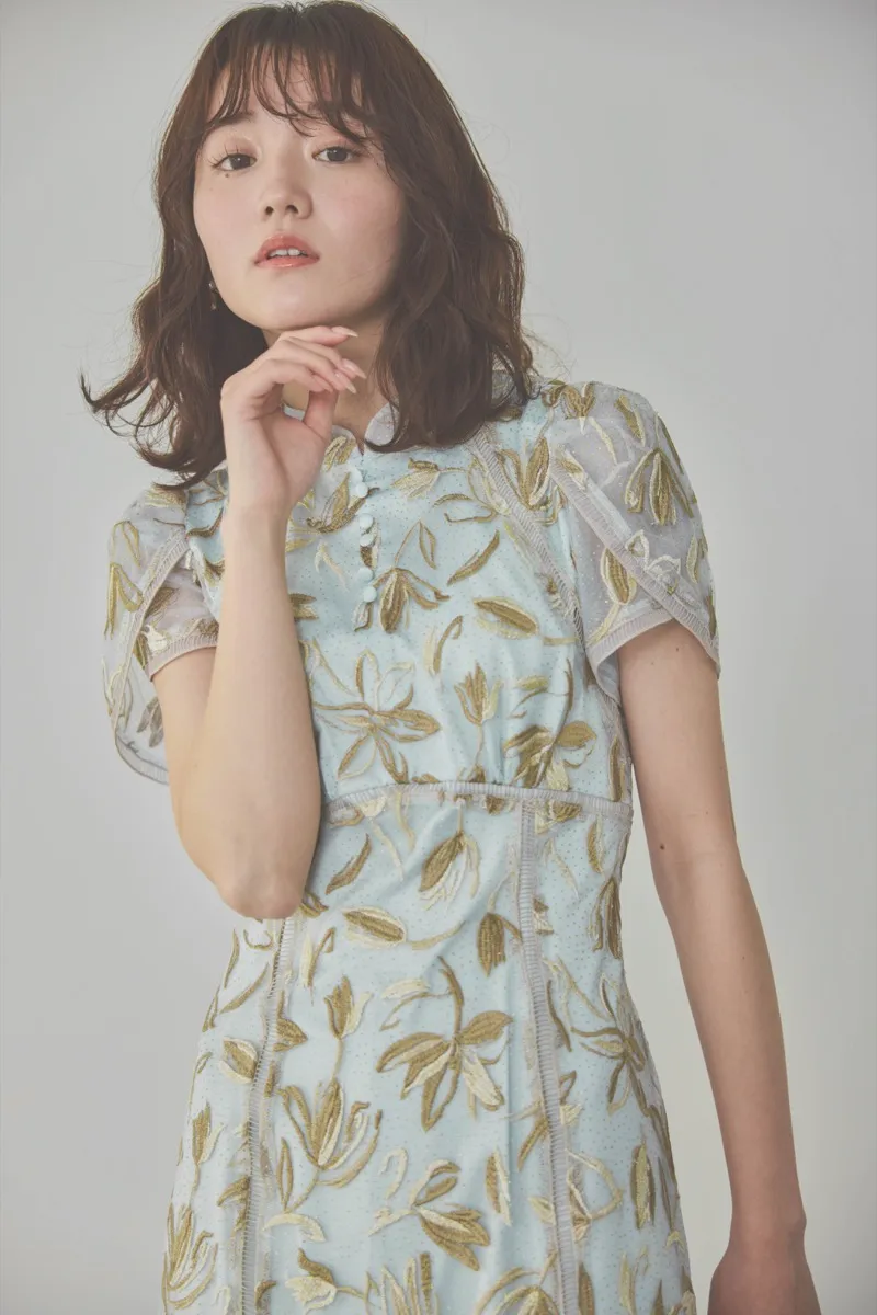 ライトブルーのチューリップスリーブエンブロイダリードレス