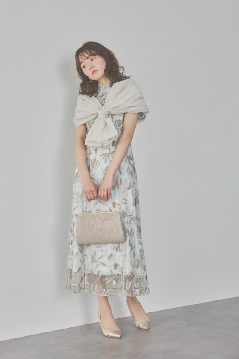 ライトブルーのチューリップスリーブエンブロイダリードレス