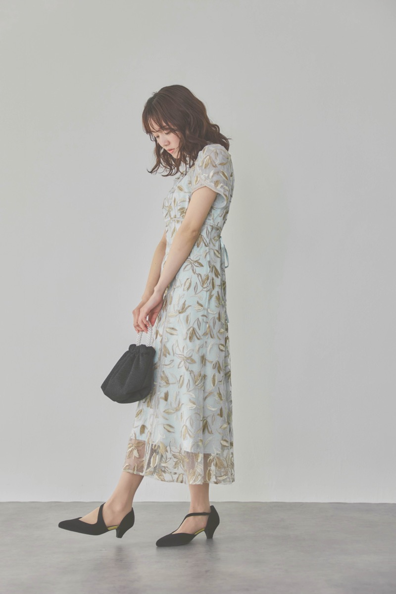 ライトブルーのチューリップスリーブエンブロイダリードレス