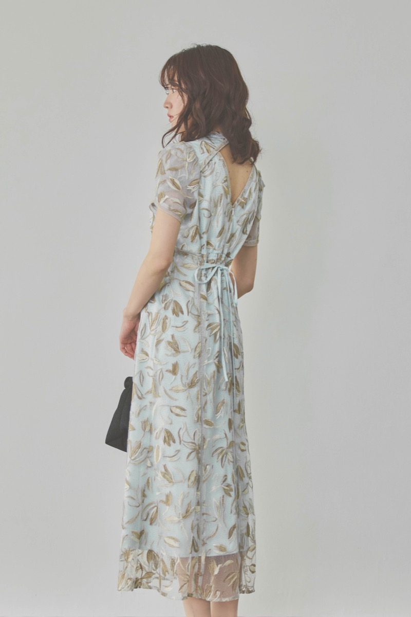 ライトブルーのチューリップスリーブエンブロイダリードレス