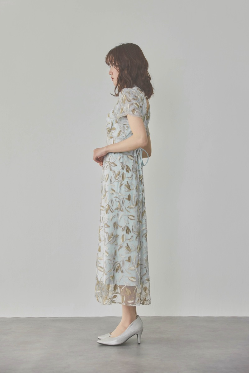 ライトブルーのチューリップスリーブエンブロイダリードレス