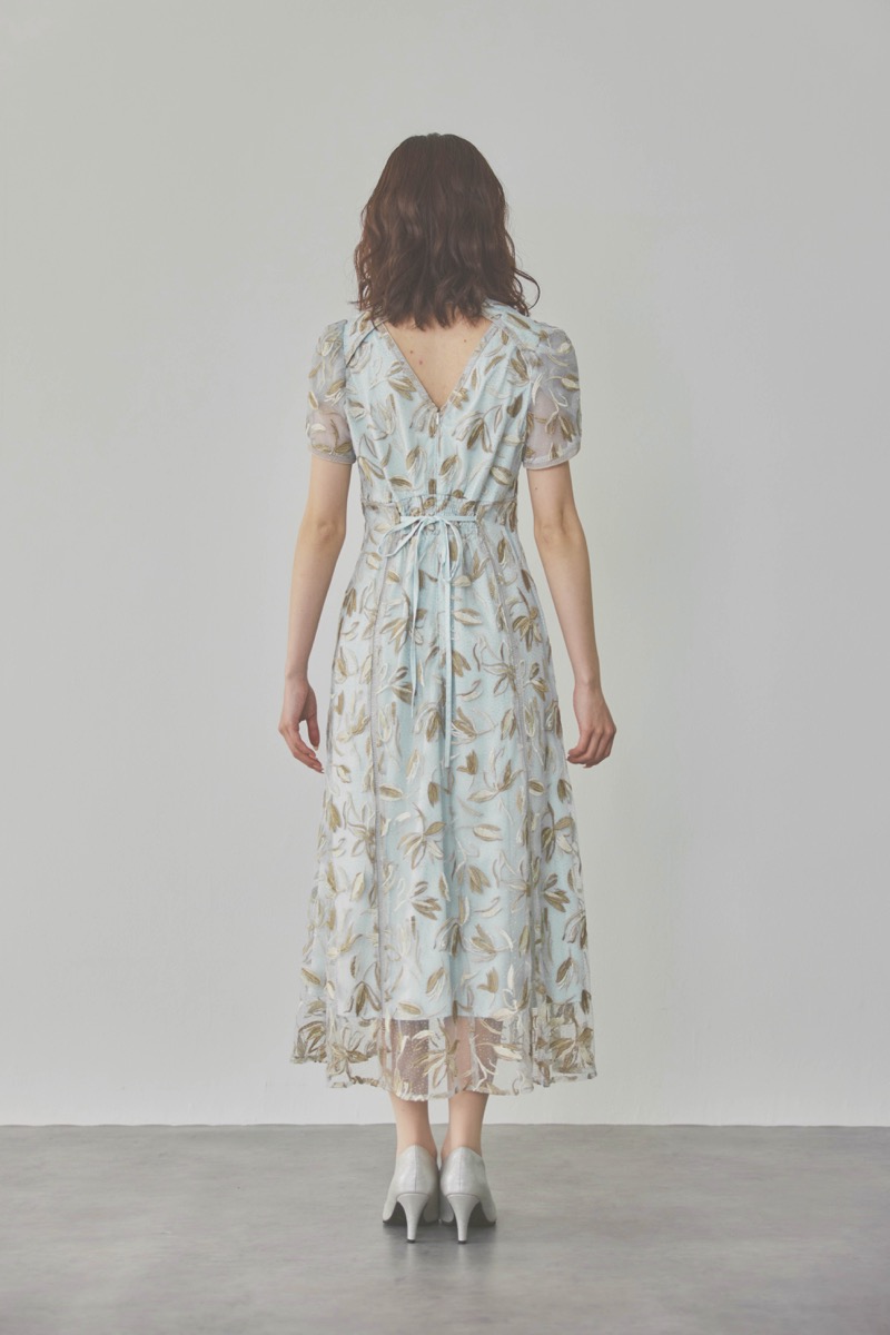 ライトブルーのチューリップスリーブエンブロイダリードレス