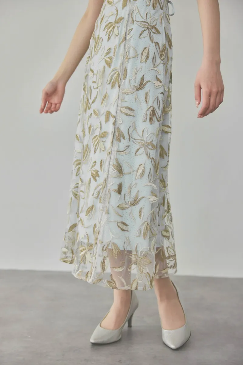 ライトブルーのチューリップスリーブエンブロイダリードレス