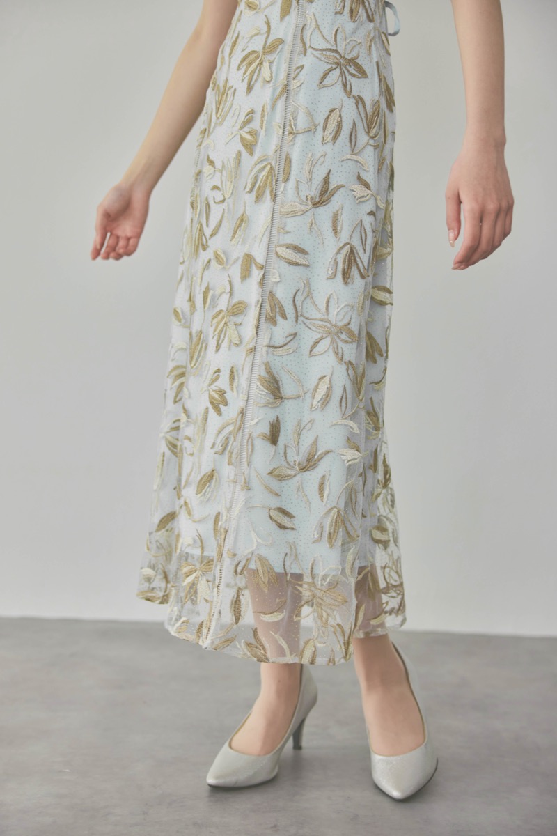 ライトブルーのチューリップスリーブエンブロイダリードレス