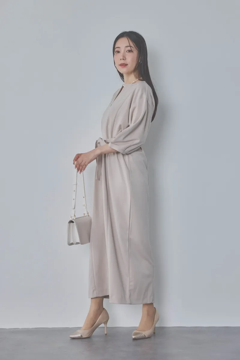 ベージュのボリュームスリーブポンチワンピース