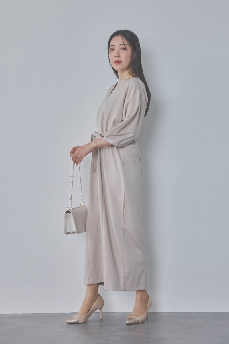 ベージュのボリュームスリーブポンチワンピース