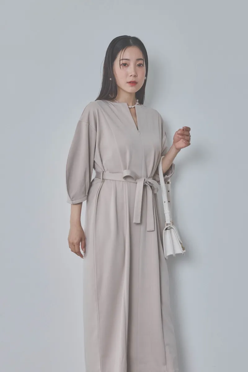 ベージュのボリュームスリーブポンチワンピース