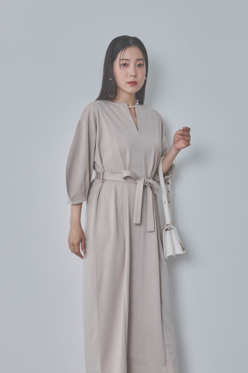 ベージュのボリュームスリーブポンチワンピース