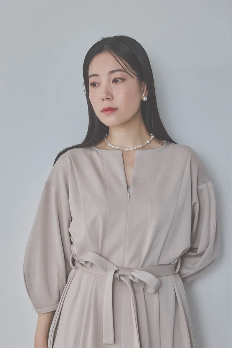 ベージュのボリュームスリーブポンチワンピース