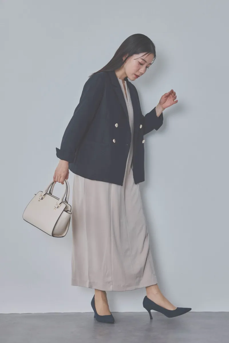 ベージュのボリュームスリーブポンチワンピース