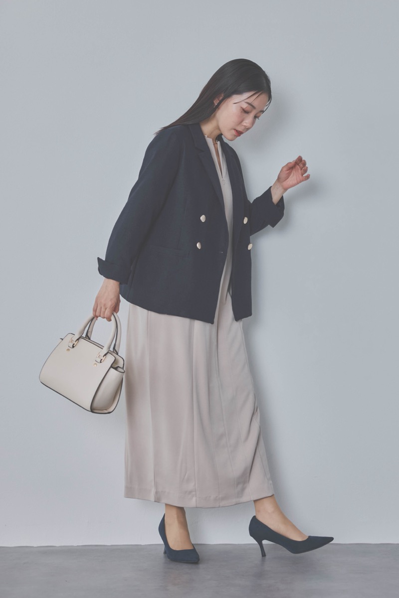 ベージュのボリュームスリーブポンチワンピース