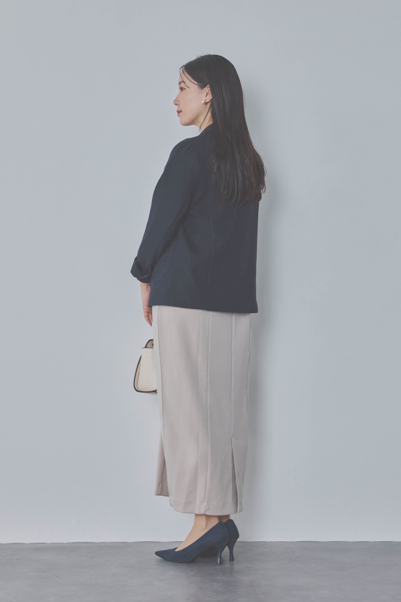 ベージュのボリュームスリーブポンチワンピース