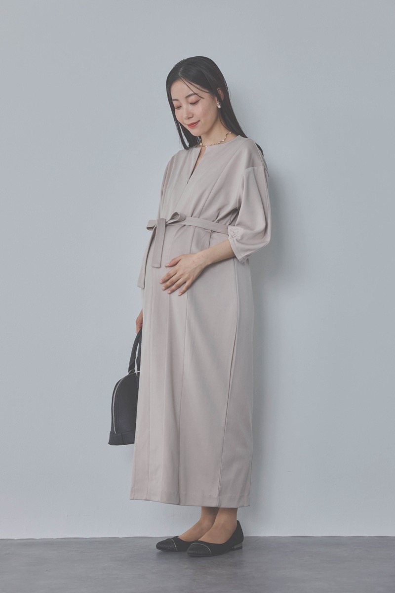 ベージュのボリュームスリーブポンチワンピース