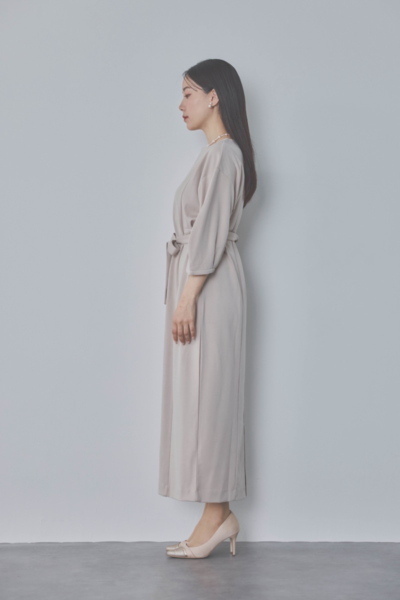 ベージュのボリュームスリーブポンチワンピース