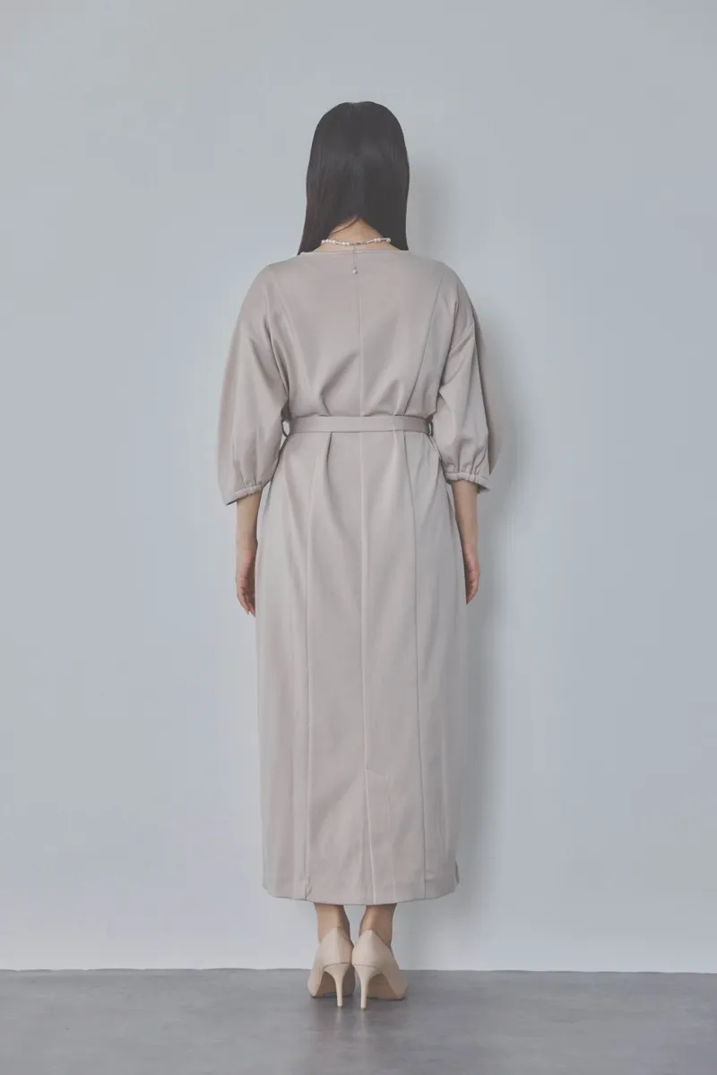 ベージュのボリュームスリーブポンチワンピース