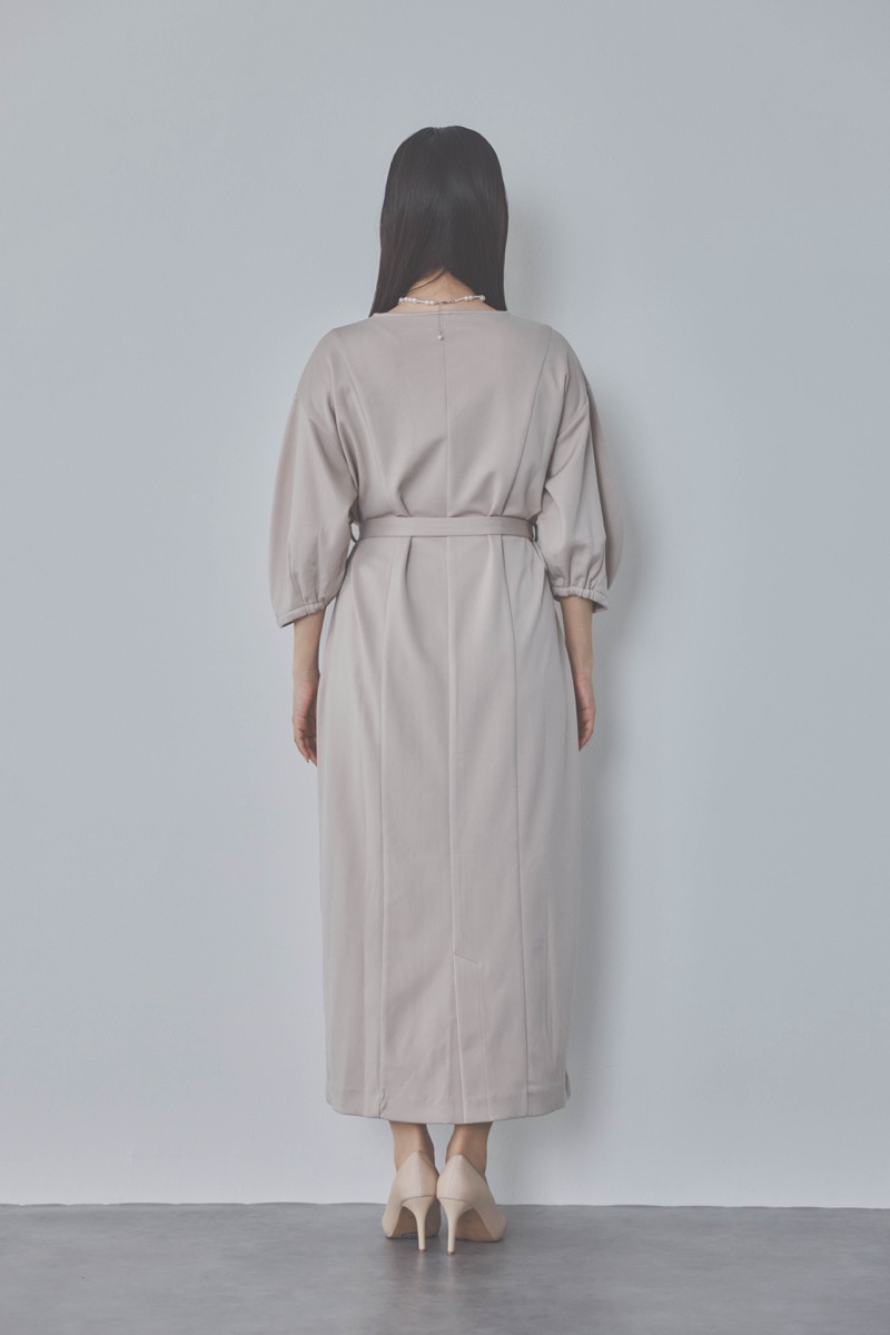 ベージュのボリュームスリーブポンチワンピース