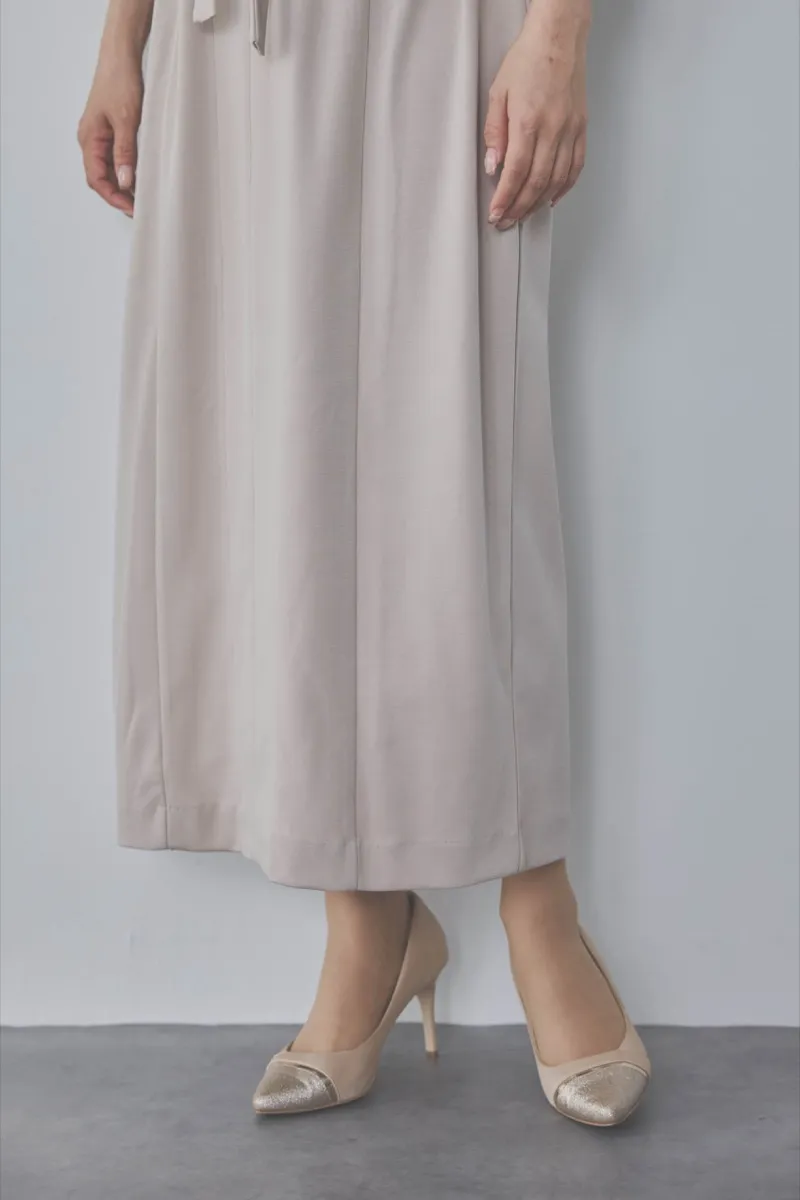 ベージュのボリュームスリーブポンチワンピース